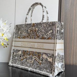 img_0faadb7d_20241211_i1733892819_3338_8.jpg_1 CD Book Tote 41.5 Beige White Canvas Around The World