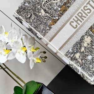 img_0faadb7d_20241211_i1733892819_4255_6.jpg_1 CD Book Tote 41.5 Beige White Canvas Around The World