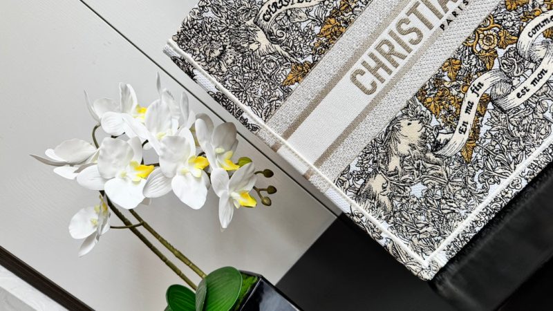 img_0faadb7d_20241211_i1733892819_4255_6.jpg_1 CD Book Tote 41.5 Beige White Canvas Around The World