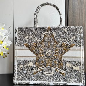 img_0faadb7d_20241211_i1733892819_7711_0.jpg_1 CD Book Tote 41.5 Beige White Canvas Around The World