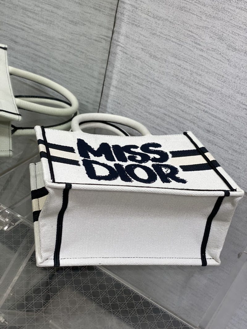 BOOK TOTE 26 IN WHITE MIX BLACK CANVAS 226503