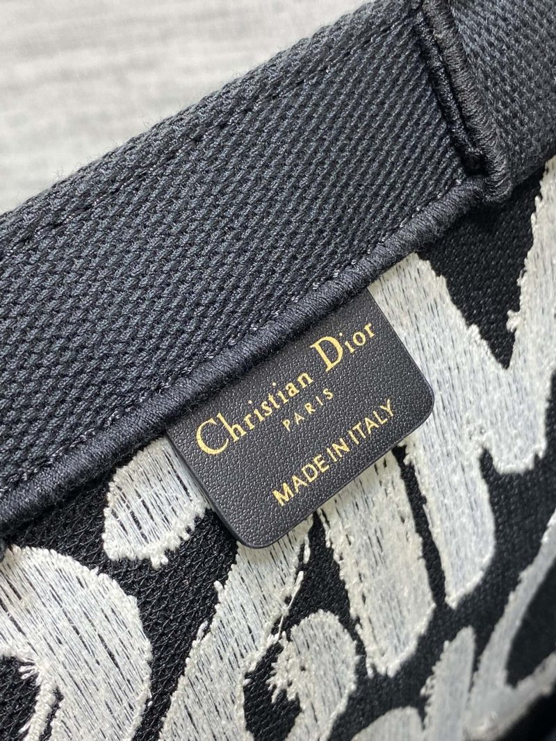 img_2b46f204_20240812_i1723447733_9152_0_jpg BOOK TOTE 26 IN BLACK MIX WHITE CANVAS 226506