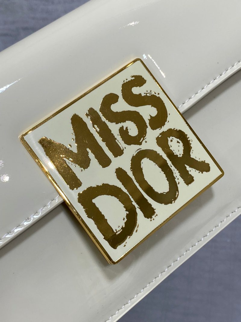 img_2b46f204_20240905_i1725526608_1022_2_jpg FLAP BAG 18 IN WHITE PATENT CALFSKIN