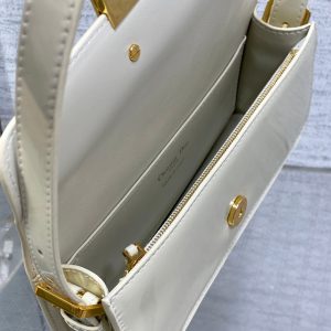 img_2b46f204_20240905_i1725526608_6621_0_jpg FLAP BAG 18 IN WHITE PATENT CALFSKIN