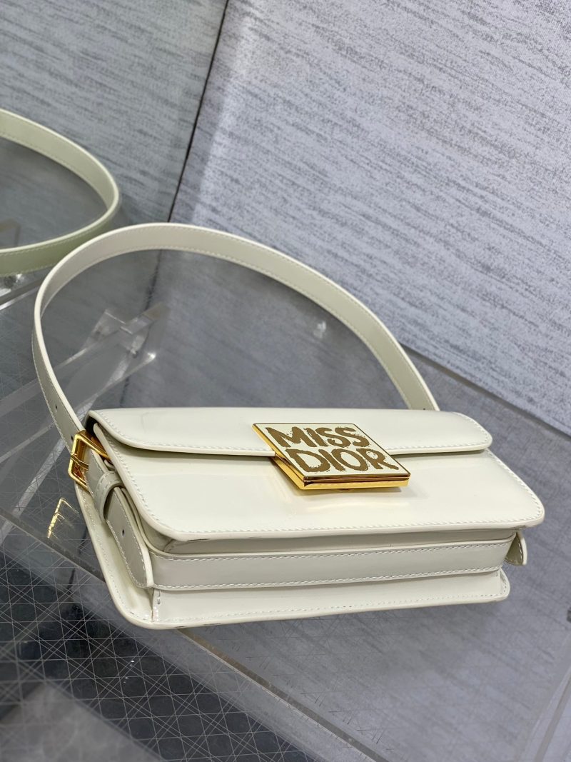 img_2b46f204_20240905_i1725526608_7584_1_jpg FLAP BAG 18 IN WHITE PATENT CALFSKIN