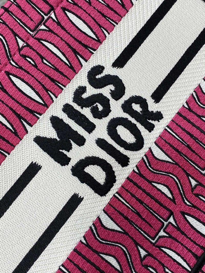 img_2b46f204_20240907_i1725692512_3845_8_jpg MISS TOTE 26 IN MAGENTA PURPLE CANVAS