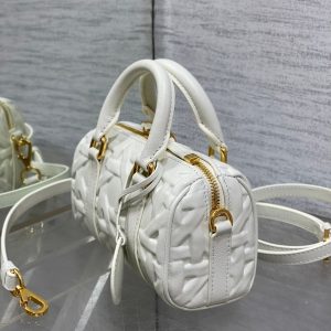 GROOVE 17 BAG IN WHITE MACROCANNAGE CALFSKIN WITH GOLD HARDWARE