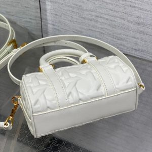 GROOVE 17 BAG IN WHITE MACROCANNAGE CALFSKIN WITH GOLD HARDWARE