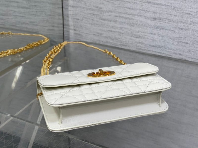 img_2b46f204_20241024_i1729757843_2232_8_jpg MONTAIGNE AVENUE MINI 19 BAG IN WHITE CALFSKIN WITH GOLD HARDWARE