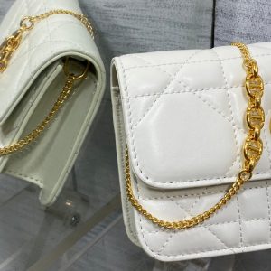 img_2b46f204_20241024_i1729757843_3036_0_jpg MONTAIGNE AVENUE MINI 19 BAG IN WHITE CALFSKIN WITH GOLD HARDWARE