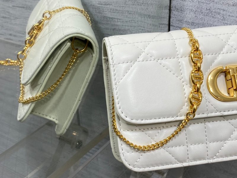 img_2b46f204_20241024_i1729757843_3036_0_jpg MONTAIGNE AVENUE MINI 19 BAG IN WHITE CALFSKIN WITH GOLD HARDWARE