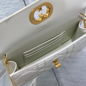 img_2b46f204_20241024_i1729757843_4656_5_jpg MONTAIGNE AVENUE MINI 19 BAG IN WHITE CALFSKIN WITH GOLD HARDWARE