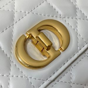 img_2b46f204_20241024_i1729757843_580_1_jpg MONTAIGNE AVENUE MINI 19 BAG IN WHITE CALFSKIN WITH GOLD HARDWARE