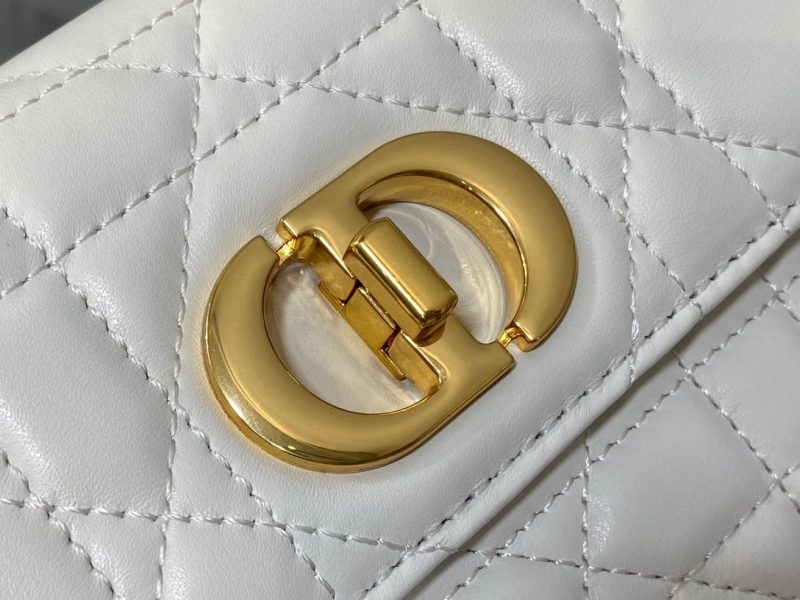 img_2b46f204_20241024_i1729757843_580_1_jpg MONTAIGNE AVENUE MINI 19 BAG IN WHITE CALFSKIN WITH GOLD HARDWARE