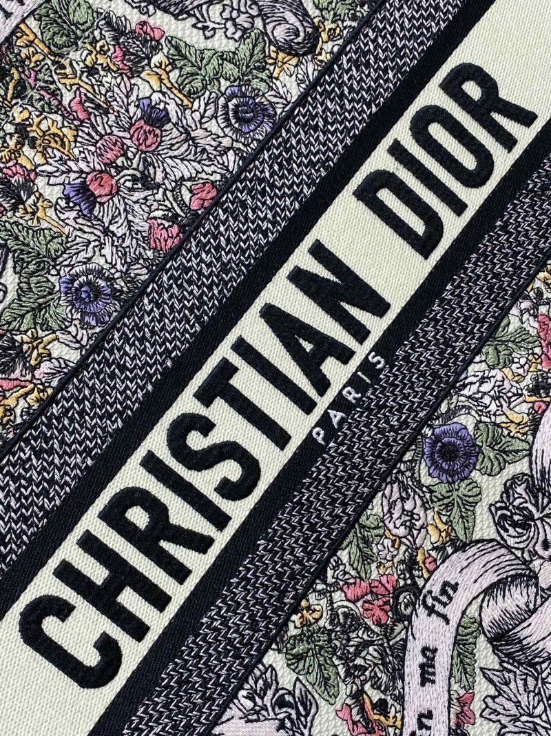 img_2b46f204_20241108_i1731042611_153_0_jpg MEIDUM 36 BOOK TOTE IN COLORFUL CANVAS 226290