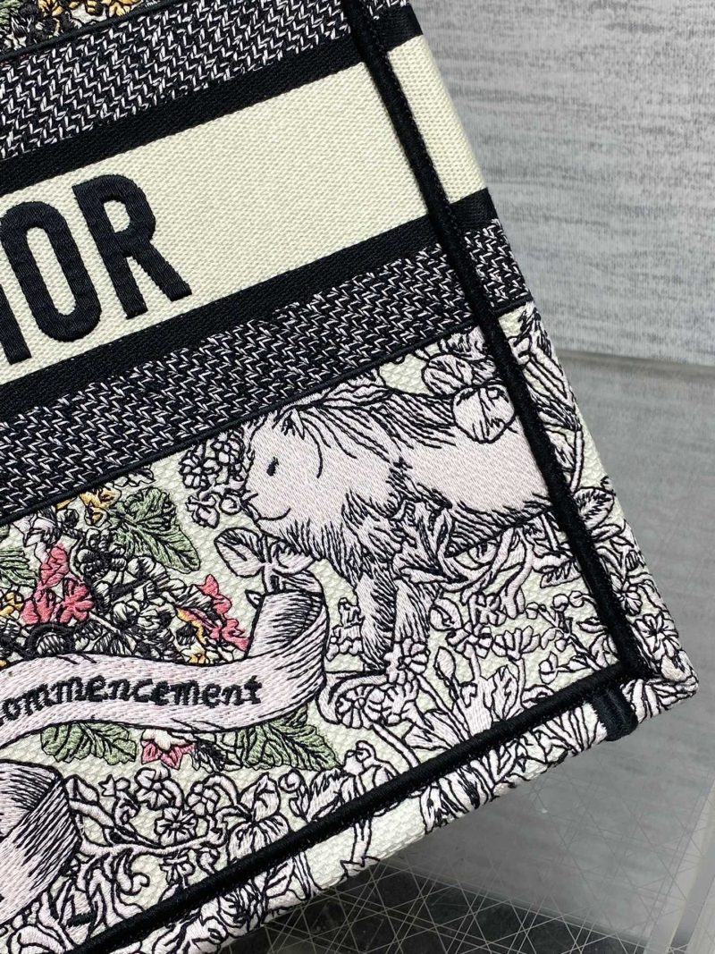 img_2b46f204_20241108_i1731042611_5761_5_jpg MEIDUM 36 BOOK TOTE IN COLORFUL CANVAS 226290