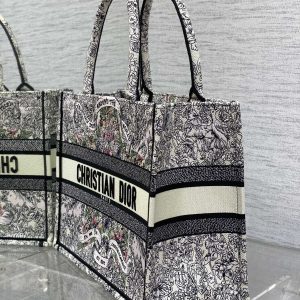 img_2b46f204_20241108_i1731042611_8117_2_jpg MEIDUM 36 BOOK TOTE IN COLORFUL CANVAS 226290