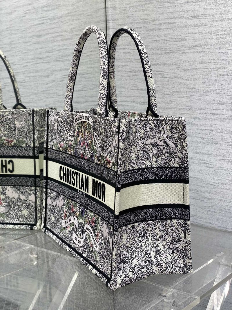 img_2b46f204_20241108_i1731042611_8117_2_jpg MEIDUM 36 BOOK TOTE IN COLORFUL CANVAS 226290