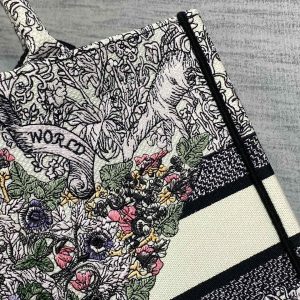 img_2b46f204_20241108_i1731042611_8396_1_jpg MEIDUM 36 BOOK TOTE IN COLORFUL CANVAS 226290