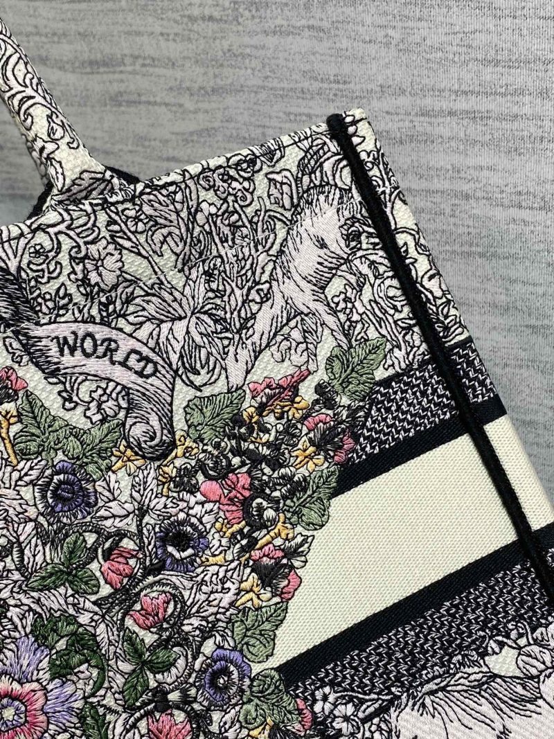 img_2b46f204_20241108_i1731042611_8396_1_jpg MEIDUM 36 BOOK TOTE IN COLORFUL CANVAS 226290