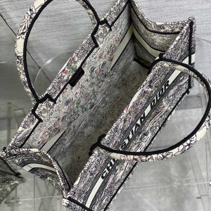 img_2b46f204_20241108_i1731042612_2920_7_jpg MEIDUM 36 BOOK TOTE IN COLORFUL CANVAS 226290