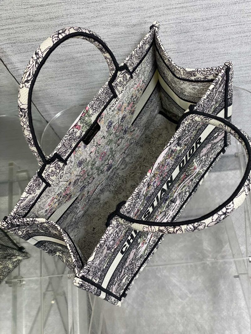 img_2b46f204_20241108_i1731042612_2920_7_jpg MEIDUM 36 BOOK TOTE IN COLORFUL CANVAS 226290