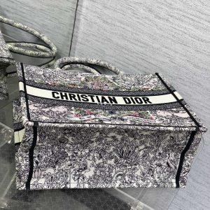 img_2b46f204_20241108_i1731042612_378_6_jpg MEIDUM 36 BOOK TOTE IN COLORFUL CANVAS 226290