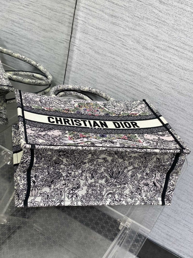 img_2b46f204_20241108_i1731042612_378_6_jpg MEIDUM 36 BOOK TOTE IN COLORFUL CANVAS 226290