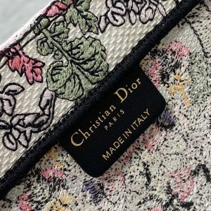 img_2b46f204_20241108_i1731042612_9092_8_jpg MEIDUM 36 BOOK TOTE IN COLORFUL CANVAS 226290