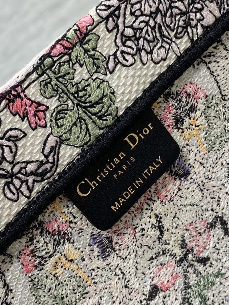 img_2b46f204_20241108_i1731042612_9092_8_jpg MEIDUM 36 BOOK TOTE IN COLORFUL CANVAS 226290