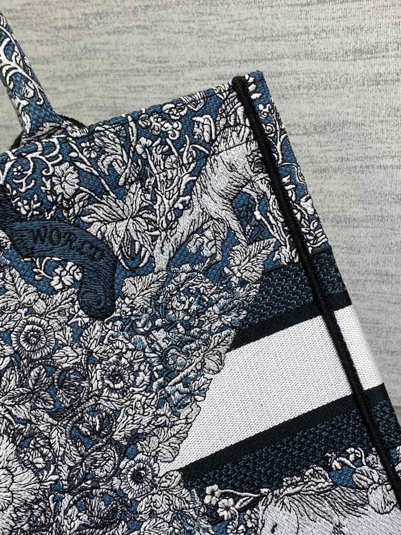 img_2b46f204_20241108_i1731042979_8229_0_jpg MEIDUM 36 BOOK TOTE IN BLACK CANVAS 226297