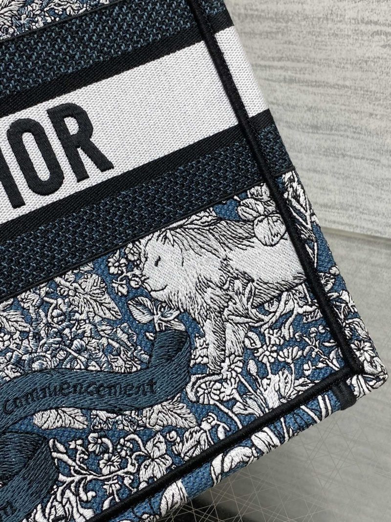 img_2b46f204_20241108_i1731042980_6534_3_jpg MEIDUM 36 BOOK TOTE IN BLACK CANVAS 226297