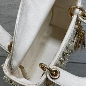 img_2b46f204_20241113_i1731488934_1353_2_jpg MINI 17 LADY BAG IN WHITE SATIN EMBROIDERED WITH BEADS