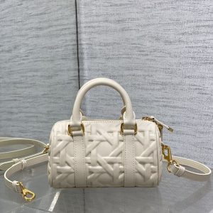 GROOVE 17 BAG IN WHITE CREAM MACROCANNAGE CALFSKIN WITH GOLD HARDWARE