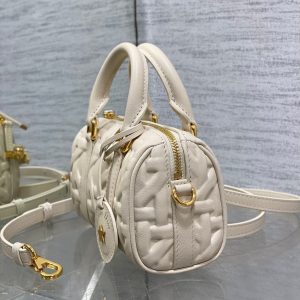 GROOVE 17 BAG IN WHITE CREAM MACROCANNAGE CALFSKIN WITH GOLD HARDWARE