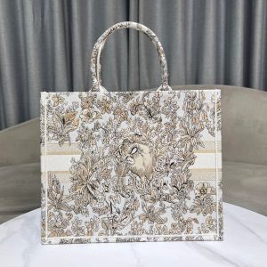 img_3c9fe9b5_20241209_i1733726943_141_4.jpg_1 CD Book Tote 41.5 Beige White Canvas