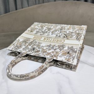 img_3c9fe9b5_20241209_i1733726943_2237_1.jpg_1 CD Book Tote 41.5 Beige White Canvas