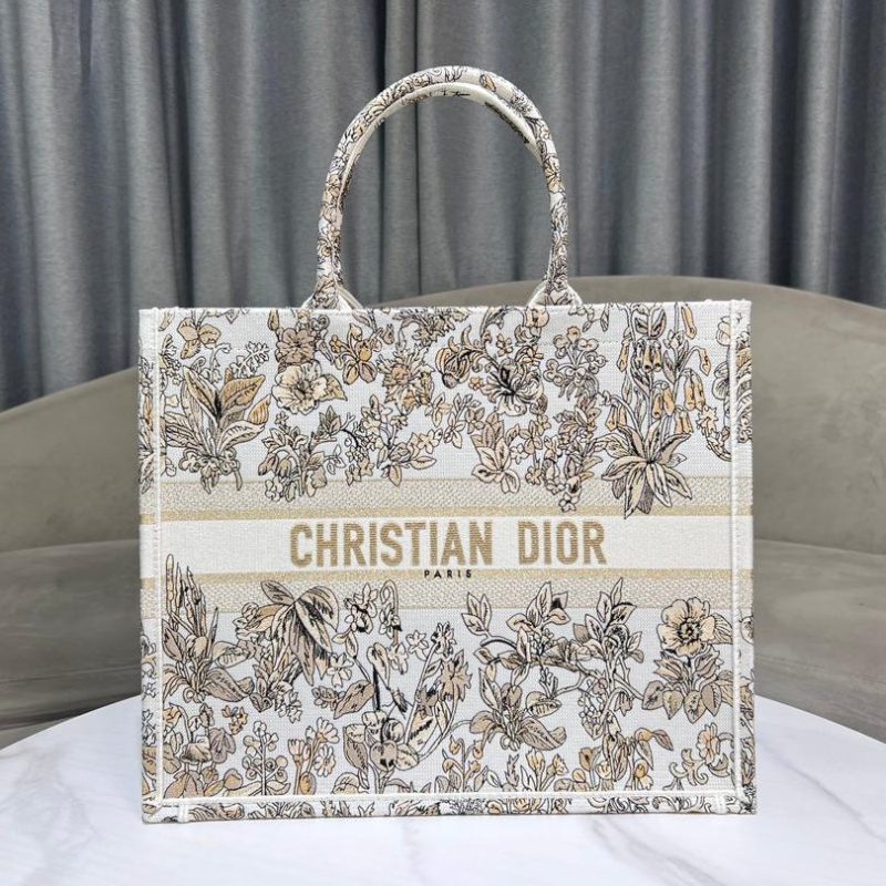 img_3c9fe9b5_20241209_i1733726943_3478_2.jpg_1 CD Book Tote 41.5 Beige White Canvas