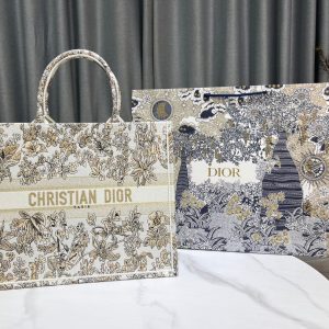 img_3c9fe9b5_20241209_i1733726943_6090_6.jpg_1 CD Book Tote 41.5 Beige White Canvas