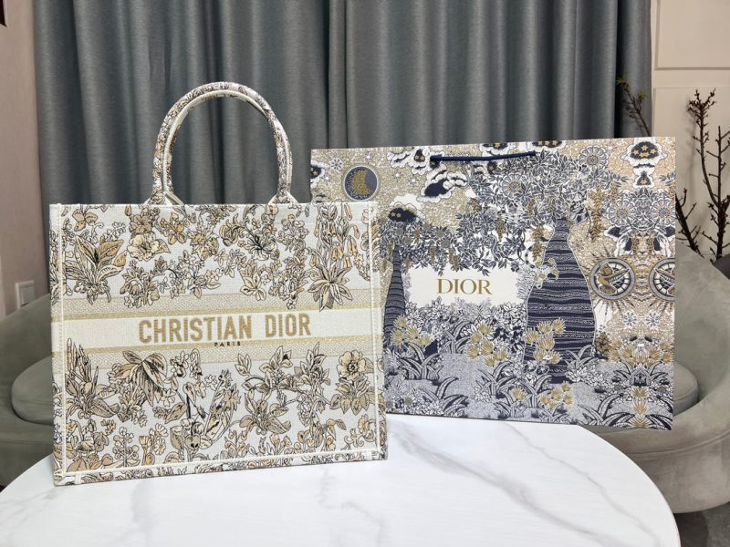 img_3c9fe9b5_20241209_i1733726943_6090_6.jpg_1 CD Book Tote 41.5 Beige White Canvas