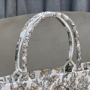 img_3c9fe9b5_20241209_i1733726943_6398_3.jpg_1 CD Book Tote 41.5 Beige White Canvas