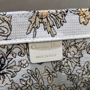 img_3c9fe9b5_20241209_i1733726943_8021_0.jpg_1 CD Book Tote 41.5 Beige White Canvas