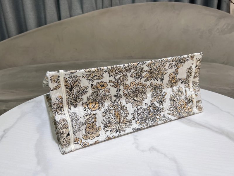 img_3c9fe9b5_20241209_i1733726943_8202_8.jpg_1 CD Book Tote 41.5 Beige White Canvas