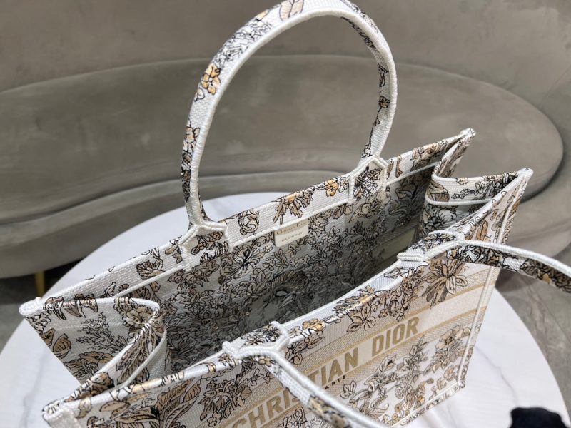 img_3c9fe9b5_20241209_i1733726943_9023_7.jpg_1 CD Book Tote 41.5 Beige White Canvas