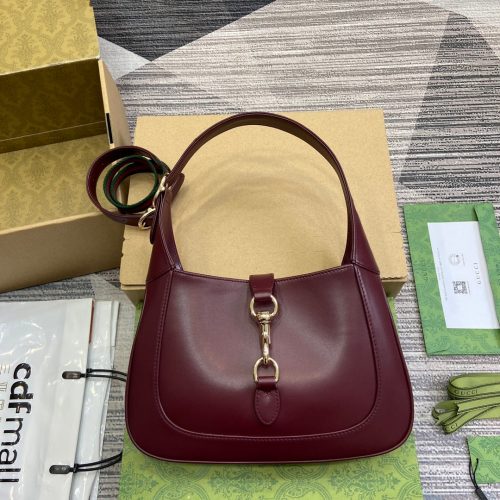 img_545dbde1_20240331_i1711897921_3521_3_jpg JACKIE SMALL SHOULDER BAG 27 IN BURGUNDY RED CALFSKIN GOLD HARDWARE