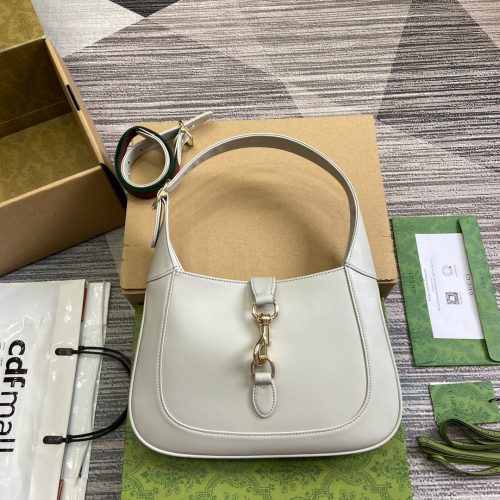 img_545dbde1_20240405_i1712322204_8027_3_jpg JACKIE SMALL SHOULDER BAG 27 IN WHITE CALFSKIN GOLD HARDWARE