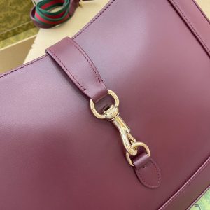 JACKIE MEDIUM SHOULDER BAG 35 IN WINE RED CALFSKIN GOLD HARDWARE
