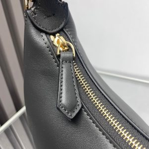 FendiIGRAPHY MEDIUM 29 IN BLACK SMOOTH LAMBSKIN GOLD HARDWARE