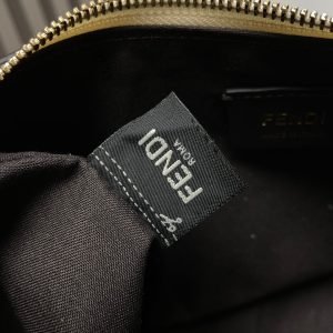 FendiIGRAPHY MEDIUM 29 IN WHITE SMOOTH LAMBSKIN GOLD HARDWARE