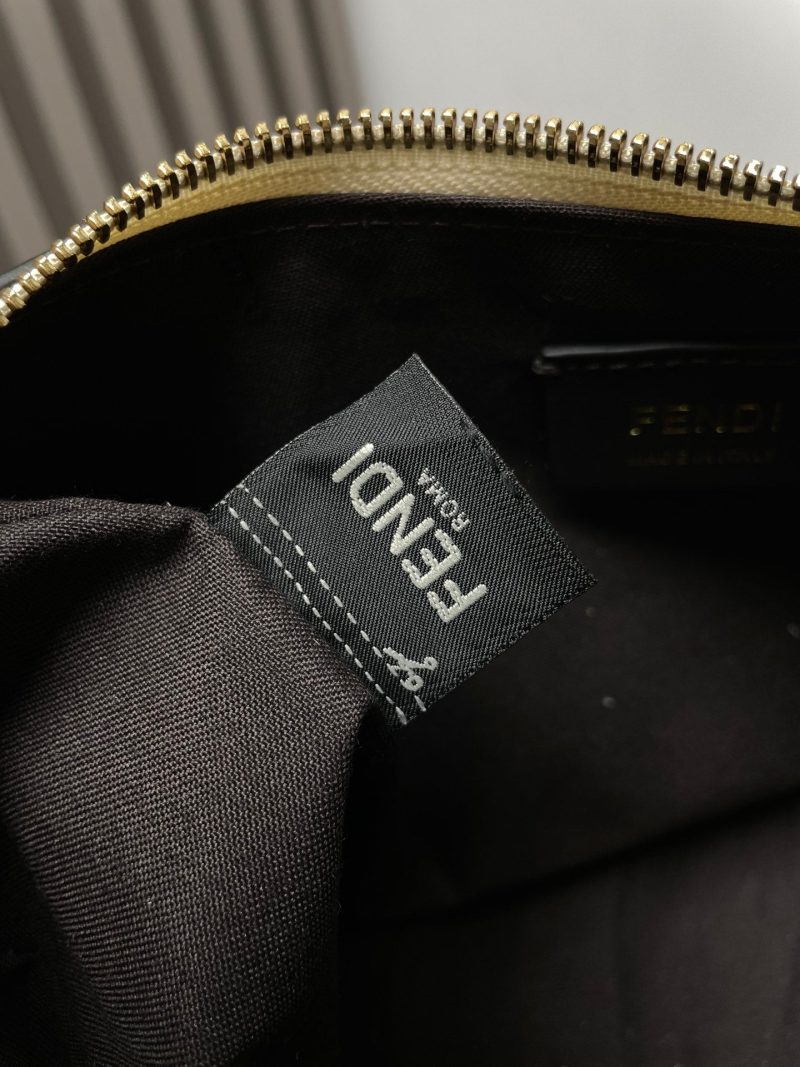 FendiIGRAPHY MEDIUM 29 IN WHITE SMOOTH LAMBSKIN GOLD HARDWARE